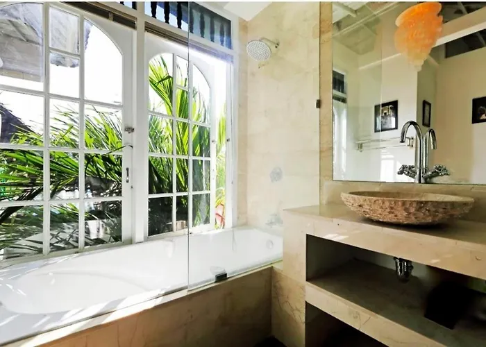Blue Lagoon 3 Bedroom Near And Airport クタ
